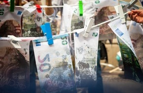 Campact e.V.: Geldwäsche und Steuerbetrug: SPD will Öffentlichkeit einbinden, bekommt Rückenwind aus der Zivilgesellschaft / Aktivisten waschen Geldscheine vor dem Finanzministerium