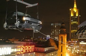 Jaguar Land Rover Deutschland GmbH - Presse Land Rover: Range Rover Sport lernt fliegen