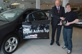 Opel Suisse SA: Markus Hubacher, Gewinner der Casting-Show "Einer wie Beni Thurnheer", unterwegs im Opel Astra Sports Tourer