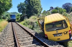 Bundespolizeiinspektion Klingenthal: BPOLI KLT: Postauto landet im Gleis