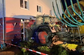 Feuerwehren des Landkreises Ravensburg: LRA-Ravensburg: Traktor durchbricht Hauswand