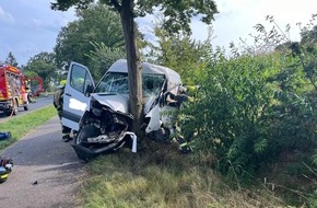 Kreispolizeibehörde Wesel: POL-WES: Hünxe - 61-jähriger Autofahrer prallte frontal gegen Baum