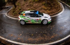 Skoda Auto Deutschland GmbH: Rallye Japan: Ex-Formel-1-Fahrer Heikki Kovalainen zeigt sein Können am Steuer eines Škoda Fabia Rally2