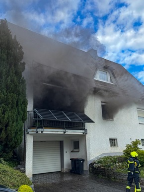 FW Wenden: Zimmerbrand in Wenden: Feuer greift von Balkon auf Wohnung und Dach &uuml;ber