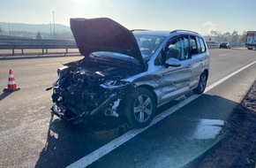 Polizeidirektion Kaiserslautern: POL-PDKL: PKW schleudert in Schutzplanken - Fahrer schwerverletzt - Rückstau führt zu einem weiteren Unfall mit Blechschaden