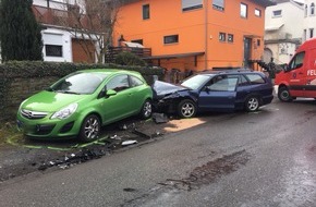 Polizeipräsidium Koblenz: POL-PPKO: Koblenz: Zusammenstoß in der Laubach - Autofahrer verletzt