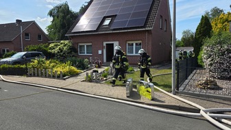 Kreisfeuerwehr Rotenburg (W&uuml;mme): FW-ROW: Brand im Dachbereich eines Einfamilienhauses in Gnarrenburg