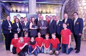 DLRG - Deutsche Lebens-Rettungs-Gesellschaft: Ehrung im Zeichen der Wassersicherheit: DLRG und NIVEA verleihen NIVEA-Preis für Lebensretter (FOTO)