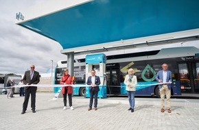 GP JOULE: Die erste öffentliche grüne Wasserstofftankstelle für Busse, PKW und LKW geht in Niebüll in den offiziellen Betrieb