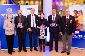 DLRG - Deutsche Lebens-Rettungs-Gesellschaft: NIVEA-Preis für Lebensretter 2012 in Hamburg verliehen /  Staatsministerin Prof. Dr. Maria Böhmer betont in ihrer Laudatio die Bedeutung von Zivilcourage und bürgerschaftlichem Engagement (BILD)