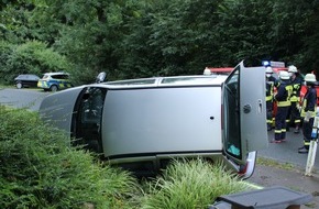 Polizei Minden-Lübbecke: POL-MI: Autofahrerin bei Unfall schwer verletzt - Bulli-Fahrer flüchtet