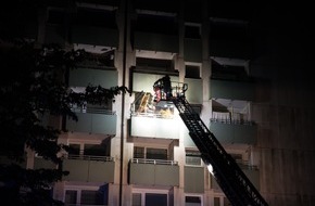 Kreisfeuerwehrverband Rendsburg-Eckernförde: FW-RD: Feuerwehr löscht Wohnungsbrand im 4 OG - 57 Bewohner wurden evakuiert In der Pastor-Schröder Straße, in Rendsburg, kam es am Freitagabend (23.10.2021) zu einem Feuer im 4. Obergeschoss.