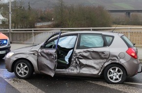 Polizeidirektion Trier: POL-PDTR: Verkehrsunfall mit zwei Leichtverletzten auf der Moselbrücke bei Schweich