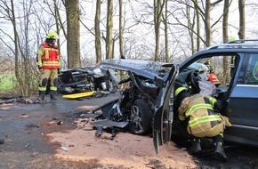 Kreisfeuerwehrverband Segeberg: FW-SE: Schwerer Verkehrsunfall mit zwei eingeklemmten Personen