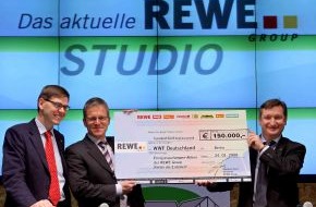 REWE Group: REWE Group übergibt 150.000 Euro Scheck zur "Rettung der Eisbären" an WWF / Eine Million Energiesparlampen bei Spendenaktion verkauft / Kampagne für EU-Umweltpreis nominiert