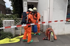 Feuerwehr Mülheim an der Ruhr: FW-MH: Gefahrstofffund in Wohnhaus - Feuerwehr sichert Behälter