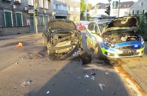 Polizei Rheinisch-Bergischer Kreis: POL-RBK: Bergisch Gladbach - Verkehrsunfall bei Einsatzfahrt mit zwei Verletzten und hohem Sachschaden