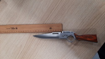 Bundespolizeidirektion Sankt Augustin: BPOL NRW: Bundespolizei stellt Springmesser-in der Luftsicherheitskontrolle fest - Anzeige gegen Reisenden aus Remscheid