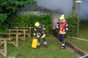 Feuerwehr Flotwedel: FW Flotwedel: Ortsfeuerwehr Offensen probt den Ernstfall - Vermeintlicher Containerbrand im Spitzweg