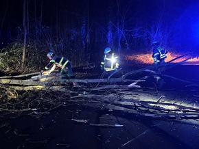 FW-EN: Unruhige Silvesternacht für die Feuerwehr - Balkonbrand im Eicklohweg und drei Altpapiercontainerbrände - Insgesamt 11 Einsätze