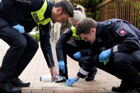 POL-OS: Gemeinsam erinnern, Haltung zeigen: Polizei reinigt Stolpersteine in Osnabr&uuml;ck