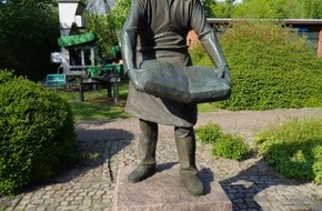 Polizeiinspektion Cuxhaven: POL-CUX: Schwere Bronzestatue in Hemmoor entwendet - Zeugenaufruf (Lichtbild in der Anlage)