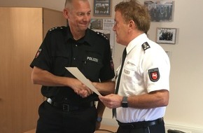 Polizeiinspektion Wilhelmshaven/Friesland: POL-WHV: Danke für vier Jahrzehnte bei der Landespolizei in Niedersachsen - 40 -jähriges Dienstjubiläum von Fritz Buchtmann