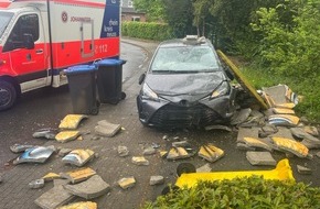 Kreispolizeibehörde Rhein-Kreis Neuss: POL-NE: Litfaßsäule bei Verkehrsunfall zerstört