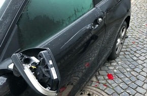 Polizei Bielefeld: POL-BI: Unfallflucht: Geparkter Pkw am Straßenrand beschädigt