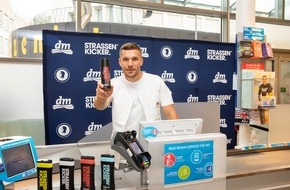 dm-drogerie markt: STRASSENKICKER - die neue dm-exklusive Kooperationsmarke / Lukas Podolski und dm-drogerie markt launchen Pflegeprodukte und stärken gemeinsam gesellschaftliches Engagement