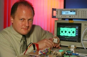 Infineon Technologies AG: Jungforscher knackt Geschwindigkeitsrekord: Datenübertragung auf
Chips fast doppelt so schnell