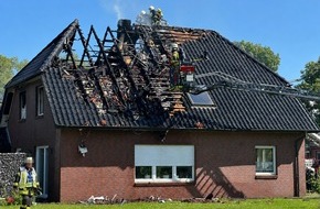 Feuerwehr Stadt Geestland: FW Geestland: Rund 100 Einsatzkr&auml;fte im Einsatz: Einfamilienhaus nach Dachstuhlbrand vorerst unbewohnbar