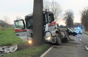 Kreispolizeibeh&ouml;rde Viersen: POL-VIE: T&ouml;nisvorst: Lkw muss nach schwerem Verkehrsunfall geborgen werden - Bus fl&uuml;chtig