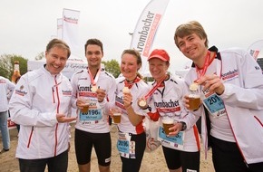 Krombacher Brauerei GmbH & Co.: Krombacher Alkoholfrei Staffel absolviert erfolgreich Haspa Marathon Hamburg - Glückwünsche und Verpflegung durch Markenbotschafter Ulrich Meyer (BILD)