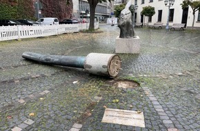 Polizeidirektion Mainz: POL-PDMZ: LKW fährt Bischofssäule um