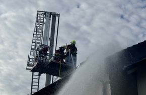 Kreisfeuerwehrverband Segeberg: FW-SE: Brand eines Schuppens greift auf Endreihenhaus über