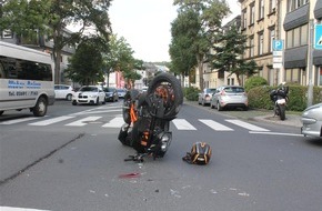 Polizeidirektion Mayen: POL-PDMY: Verkehrsunfall mit leichtverletztem Motorradfahrer
Kreisverkehr Habsburgring - Töpferstraße
Montag, 24.08.2015, 17.19 Uhr