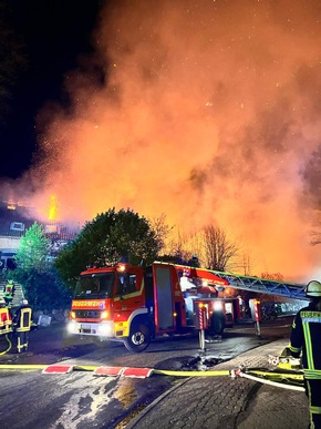 POL-STD: Großfeuer vernichtet drei Gebäude in Dollern - ca. 2,5 Millionen Euro Sachschaden