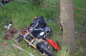 Kreispolizeibehörde Herford: POL-HF: Verkehrsunfall mit tödlichem Ausgang- Motorradfahrer schleudert gegen Baum