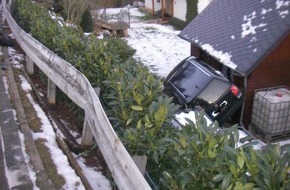 Polizei Düren: POL-DN: Nach Motorpanne Abhang hinuntergerollt und gegen Gartenhaus gestürzt