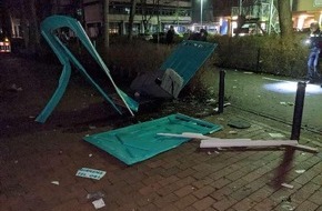 Polizeiinspektion Stade: POL-STD: Unbekannte Jugendliche sprengen Miettoilette mit Böllern - Polizei sucht Zeugen, Spiegel an geparktem Auto beschädigt - Harsefelder Polizei sucht Zeugen