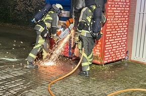 Freiwillige Feuerwehr Hünxe: FW Hünxe: Brand eines Altkleidercontainers