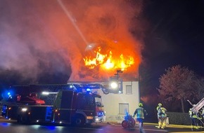 Feuerwehr Detmold: FW-DT: Gemeldeter Zimmerbrand, zwei Personen verletzt.