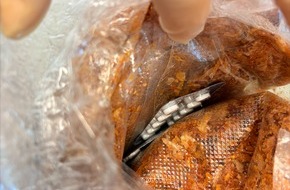 Hauptzollamt Braunschweig: HZA-BS: 760 versteckte Tabletten in einer Geschenksendung am Zollamt Wolfsburg fest-gestellt