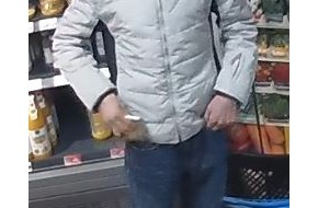 Polizeiinspektion Delmenhorst / Oldenburg - Land / Wesermarsch: POL-DEL: Landkreis Oldenburg: Schwerer Fall des Diebstahls in Supermarkt in Hude-Wüsting +++ Öffentlichkeitsfahndung nach unbekannten Tatverdächtigen