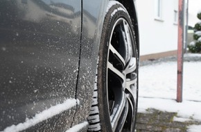 KÜS-Bundesgeschäftsstelle: Salz, Splitt und Schmutz: Wenn der Winter am Auto nagt / Eine Prise Chemie: Was Streusalz wirklich mit dem Autolack macht