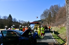 Freiwillige Feuerwehr Olsberg: FF Olsberg: Schwerer Verkehrsunfall in Olsberg auf der L742