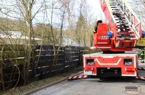 Feuerwehr Iserlohn: FW-MK: Feuer greift auf Recyclingstoffe über - Erneuter Einsatz der Rettungshunde