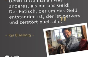 TELE 5: "Denkt bitte mal an was anderes als nur ans Geld! Der Fetisch, der um das Geld entstanden ist, der ist pervers und zerstört euch alle" - Die ZWEI HERREN MIT HUND im Interview in ihrem eigenen Podcast