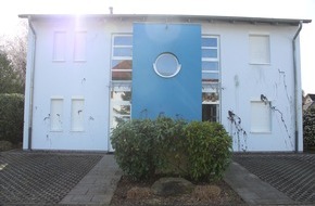 Polizeidirektion Kaiserslautern: POL-PDKL: Hausfassade mit Farbe beschmiert